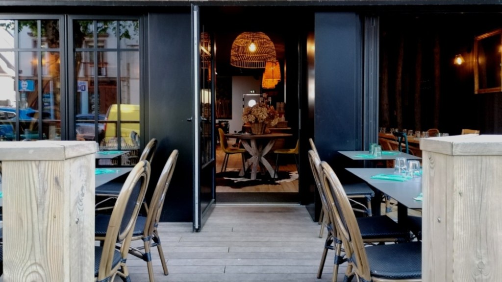 Terrasse et entrée de la crêperie La Grange à Lorient, Morbihan